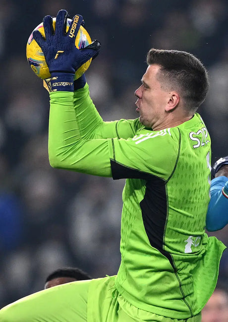 Szczesny usa guanti Reusch con le stecche alle dita