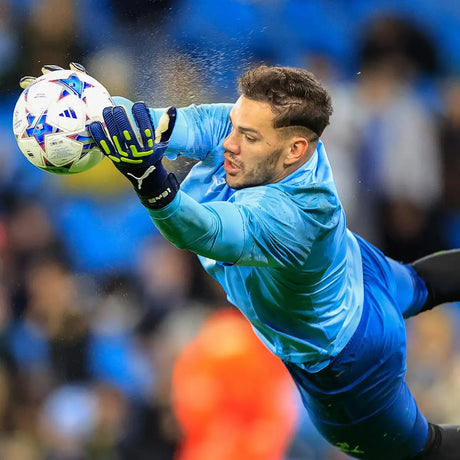 Ederson con i guanti Puma Future